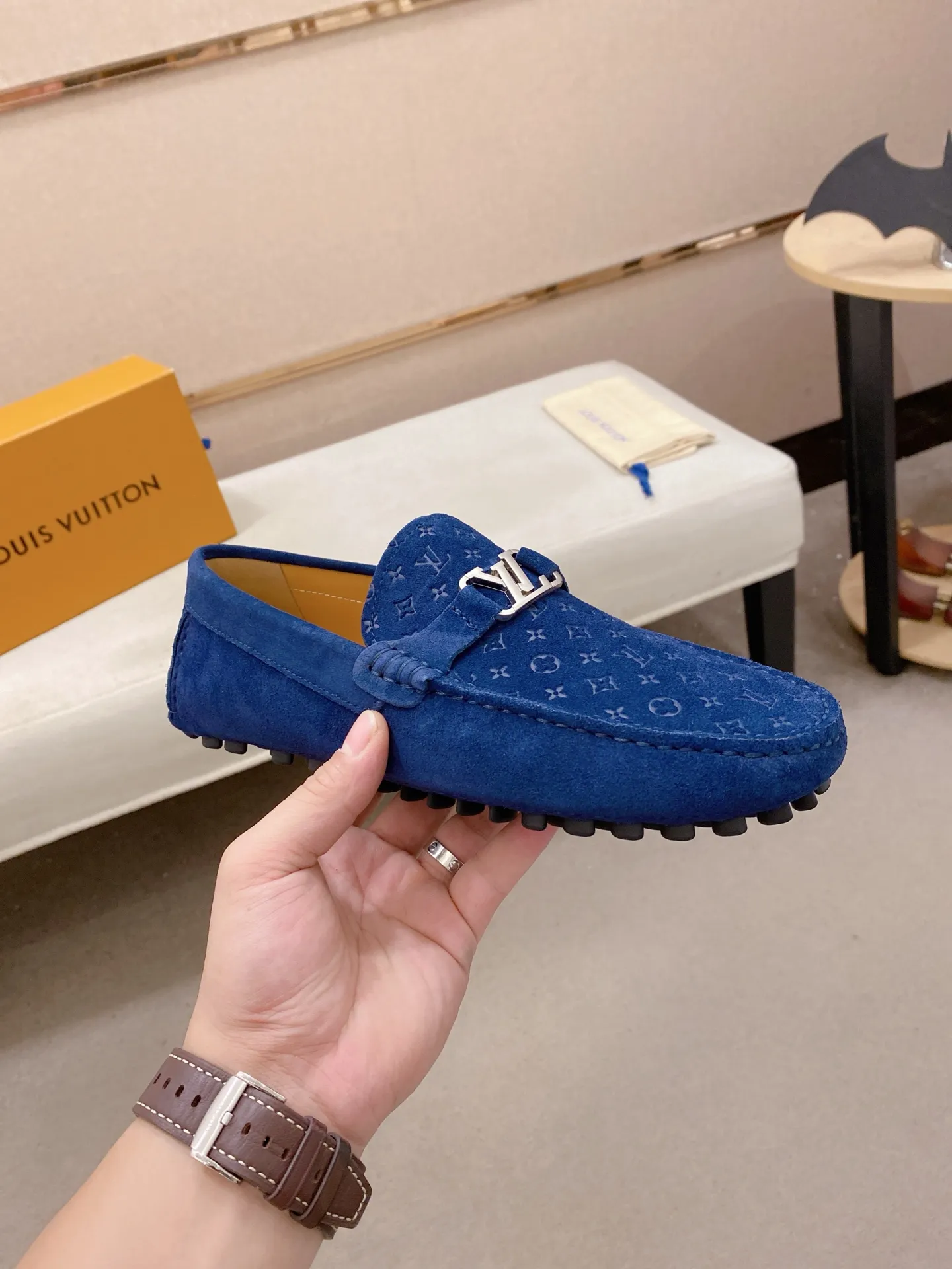 Factory price: 500💰High-end quality! LV 🆕🆕Exclusive hot-selling products in stock🔥🔥New products on the shelves, high-quality Ferragamo men's pea shoes, high-end casual driving shoes, with complete packaging! 💪 💪 Material: Imported suede cowhide 🐂 + Imported high-quality buffalo leather lining + wear-resistant outsole 👍🏻👍🏻 Features: High-end and comfortable, purely handmade 🚀 🚀 Create the perfect shoes that suit you best 🔥 🔥 Size: (38-44) 45 standard size can be customized!